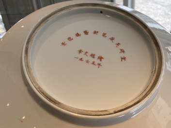 Cinq plats en porcelaine de Chine &agrave; d&eacute;cor de la R&eacute;volution Culturelle, sign&eacute;s Wu Kang 吳康, Zhang Wenchao 章文超 et Zhao Huimin 趙惠民, dat&eacute;s '72 et '75