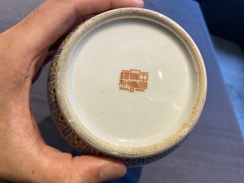 Vier Chinese vazen met Culturele Revolutie decor van boeren en kinderen, Zhong Guo Jing De Zhen Zhi 中國景德鎮製 merk, 20e eeuw