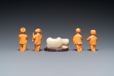 Neuf sculptures de la R&eacute;volution Culturelle en bois, jade et pierre &agrave; savon, Chine