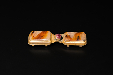 A Chinese agate-mounted gilt bronze belt buckle, late Ming/early Qing