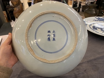 Grand plat en porcelaine de Chine en bleu et blanc, marque et &eacute;poque de Kangxi