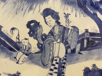 Grand plat en porcelaine de Chine en bleu et blanc, marque et &eacute;poque de Kangxi