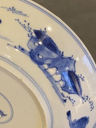 Een Chinees blauw-wit 'Paarden van Mu Wang' bord, Kangxi merk en periode