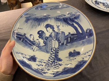 Grand plat en porcelaine de Chine en bleu et blanc, marque et &eacute;poque de Kangxi