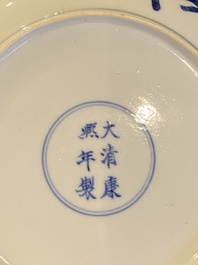 Een Chinees blauw-wit 'Paarden van Mu Wang' bord, Kangxi merk en periode