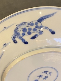 Een Chinees blauw-wit 'Paarden van Mu Wang' bord, Kangxi merk en periode