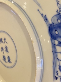 Een Chinees blauw-wit 'Paarden van Mu Wang' bord, Kangxi merk en periode