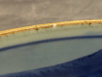 Grand plat en porcelaine de Chine en bleu et blanc, marque et &eacute;poque de Kangxi