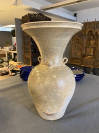 Vase de type yueyao &agrave; bouche &eacute;vas&eacute;e, Chine, probablement Tang