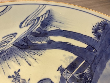 Grand plat en porcelaine de Chine en bleu et blanc, marque et &eacute;poque de Kangxi