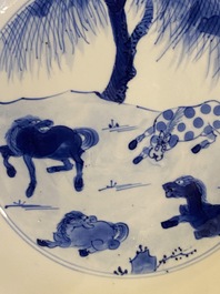 Een Chinees blauw-wit 'Paarden van Mu Wang' bord, Kangxi merk en periode