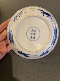 Een Chinees blauw-wit 'Paarden van Mu Wang' bord, Kangxi merk en periode