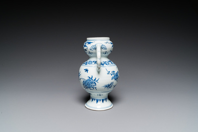 Een Chinese blauw-witte vaas met floraal decor, Transitie periode