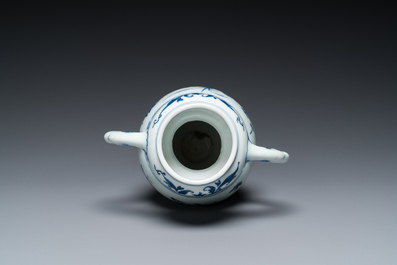 Een Chinese blauw-witte vaas met floraal decor, Transitie periode