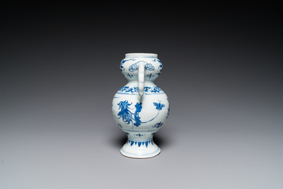Een Chinese blauw-witte vaas met floraal decor, Transitie periode