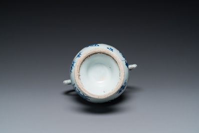 Een Chinese blauw-witte vaas met floraal decor, Transitie periode