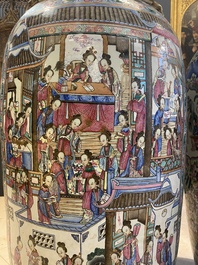 Een paar kapitale Chinese famille rose vazen, 19e eeuw