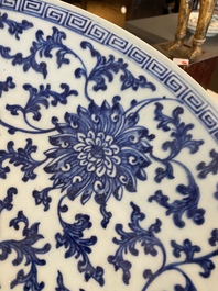 Een Chinese blauw-witte 'lotus' schotel, Qianlong merk en periode