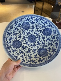 Een Chinese blauw-witte 'lotus' schotel, Qianlong merk en periode