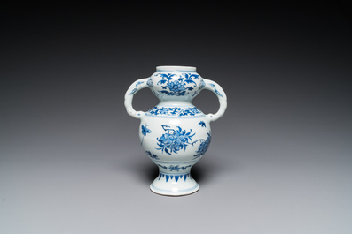 Een Chinese blauw-witte vaas met floraal decor, Transitie periode