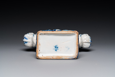 Tulipi&egrave;re en fa&iuml;ence de Delft en bleu et blanc &agrave; d&eacute;cor chinois, 18&egrave;me