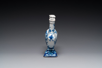 Tulipi&egrave;re en fa&iuml;ence de Delft en bleu et blanc &agrave; d&eacute;cor chinois, 18&egrave;me