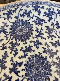 Een Chinese blauw-witte 'lotus' schotel, Qianlong merk en periode