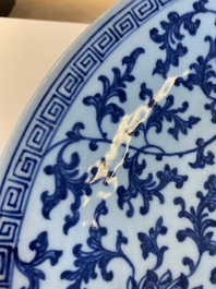 Een Chinese blauw-witte 'lotus' schotel, Qianlong merk en periode