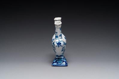 Tulipi&egrave;re en fa&iuml;ence de Delft en bleu et blanc &agrave; d&eacute;cor chinois, 18&egrave;me