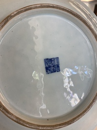 Een Chinese blauw-witte 'lotus' schotel, Qianlong merk en periode