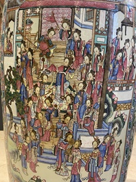 Een paar kapitale Chinese famille rose vazen, 19e eeuw