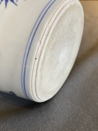 Vase de forme bouteille en porcelaine de Chine en bleu et blanc, &eacute;poque Transition