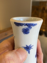 Vase de forme bouteille en porcelaine de Chine en bleu et blanc, &eacute;poque Transition