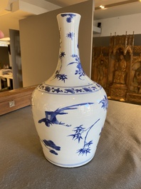Vase de forme bouteille en porcelaine de Chine en bleu et blanc, &eacute;poque Transition