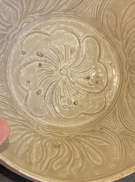 Een Vietnamese beige-groen-geglazuurde kom met lotusdecor, begin 15e eeuw