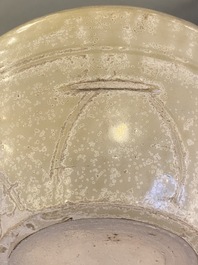 Een Vietnamese beige-groen-geglazuurde kom met lotusdecor, begin 15e eeuw