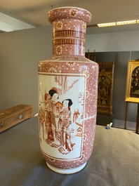 Een Chinese ijzerrode rouleau vaas met dames en jongens, Daoguang merk, 20e eeuw