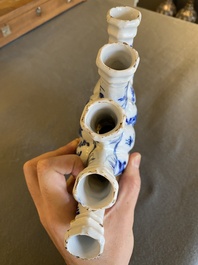 Tulipi&egrave;re en fa&iuml;ence de Delft en bleu et blanc &agrave; d&eacute;cor chinois, 18&egrave;me