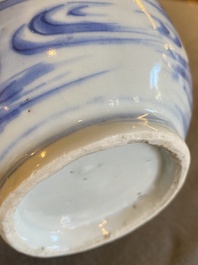 Een Chinese blauw-witte kalebasvaas met figuren in een landschap, Transitie periode