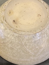 Een Vietnamese beige-groen-geglazuurde kom met lotusdecor, begin 15e eeuw