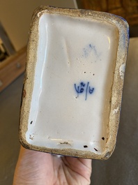 Tulipi&egrave;re en fa&iuml;ence de Delft en bleu et blanc &agrave; d&eacute;cor chinois, 18&egrave;me