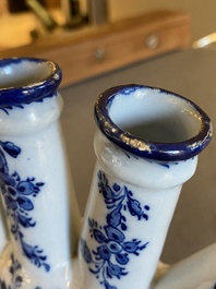 Een blauw-witte Delftse tulpenvaas met floraal decor, 18e eeuw