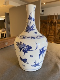 Vase de forme bouteille en porcelaine de Chine en bleu et blanc, &eacute;poque Transition