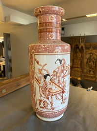 Een Chinese ijzerrode rouleau vaas met dames en jongens, Daoguang merk, 20e eeuw