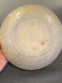 Een Vietnamese beige-groen-geglazuurde kom met lotusdecor, begin 15e eeuw