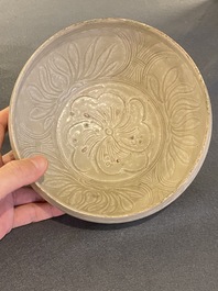 Een Vietnamese beige-groen-geglazuurde kom met lotusdecor, begin 15e eeuw