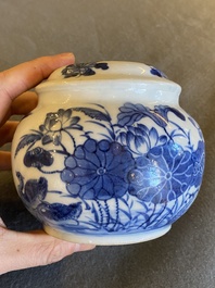 A Chinese blue and white 'Bleu de Hue' water pipe for the Vietnamese market, Lưu hương nh&atilde; ngoạn 雅玩留香 mark, 19th C.