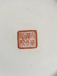 Een Chinese ijzerrode rouleau vaas met dames en jongens, Daoguang merk, 20e eeuw