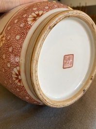 Een Chinese ijzerrode rouleau vaas met dames en jongens, Daoguang merk, 20e eeuw