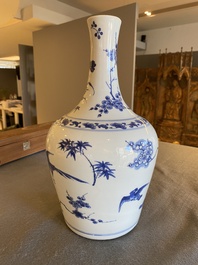 Vase de forme bouteille en porcelaine de Chine en bleu et blanc, &eacute;poque Transition